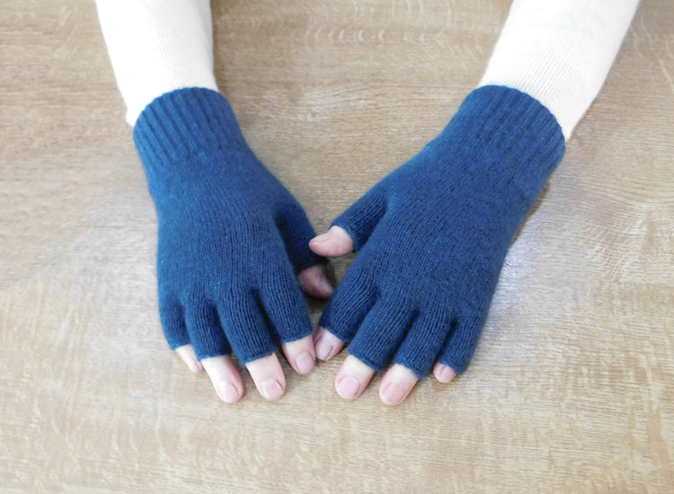 Gants sans doigts en pur cachemire pour femmes - Bleus, gris, noirs et violets - Fabriqués à la main à Hawick, en Écosse