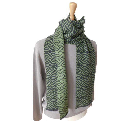 Keltischer Knoten-Schal aus Merinowolle – handgefertigt in Hawick, Schottland