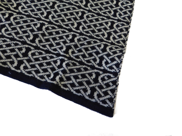Keltischer Knoten-Schal aus Merinowolle – handgefertigt in Hawick, Schottland