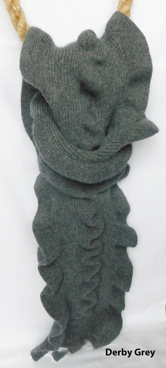 Welliger Schal aus einem Angora/Wolle-Mix-Schal – handgefertigt in Hawick, Schottland, der Heimat schottischer Strickwaren