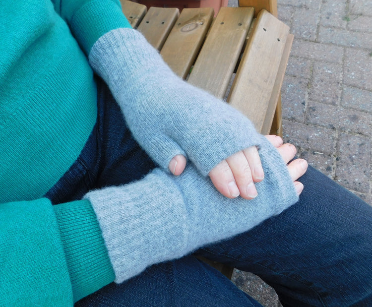 Chauffe-poignets légers en cachemire pour dames - Style mitaines sans doigts avec pouce - Différentes couleurs disponibles - Fabriqué à Hawick, en Écosse